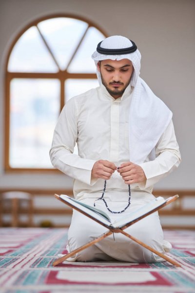 muslim-man-praying-mosque